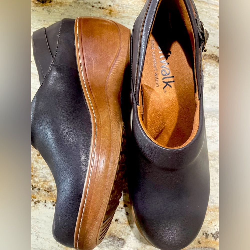 Softwalk clogs size 6 1/2